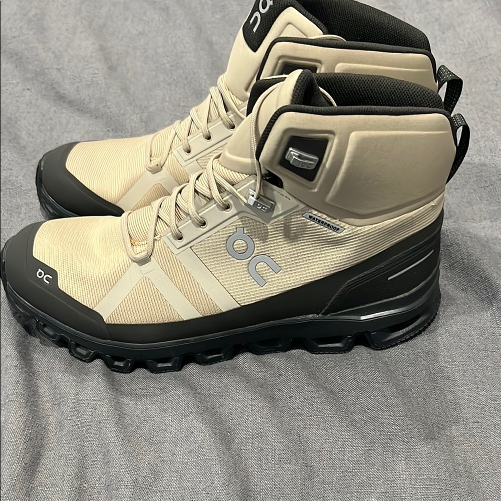 On Men's hiking boots, size 9